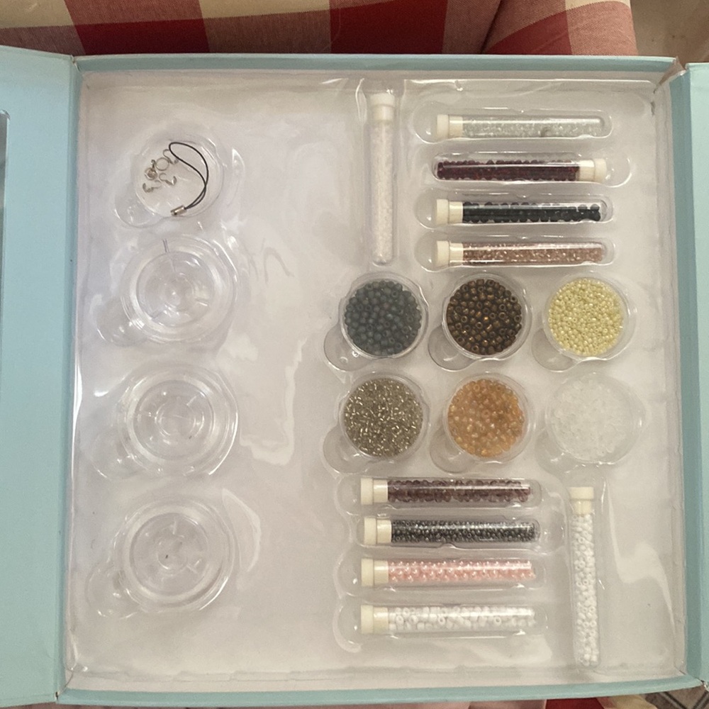 Introduction to Beading 🎀 Book and beads - Craft materials - Never Used - Picture 8 of 8